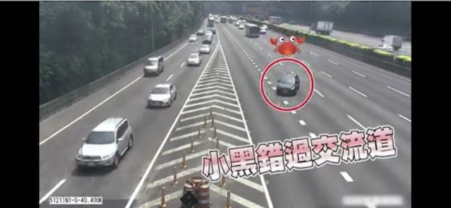 黑色休旅車（紅圈）在國道林口交流道前橫切 3 車道，還倒車下交流道，期間險些撞上 5 車，誇張的螃蟹哥行徑被國道警方逕行舉發。（記者吳仁捷翻攝）