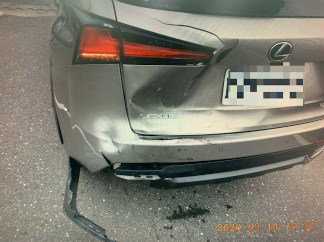無辜被撞的凌志轎車僅有後行李廂蓋、後保險桿凹陷。（記者魏瑾筠翻攝）