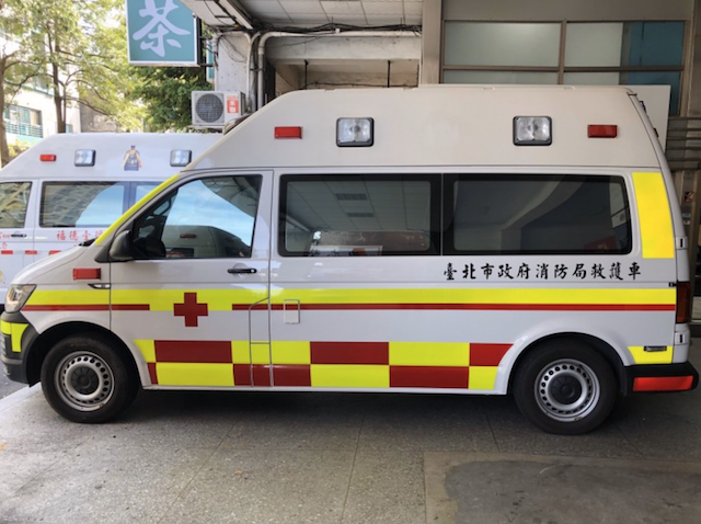 台北市消防局救護車換新衣了，採英式「巴騰堡格紋」塗裝，更醒目更安全。（記者姚岳宏翻攝）
