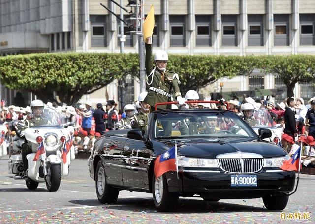 使用多年的憲兵敞篷車將汰舊換新，新車款將是賓士的C43型敞篷車。圖為憲兵敞篷閱兵車在去年國慶活動執行前導任務的畫面。（圖：資料照片）。