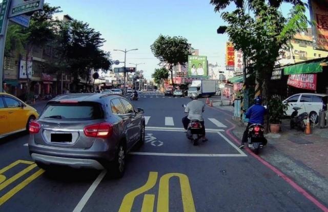 高雄一名汽車駕駛停等紅燈時，將車身停在機車停等區內，遭檢舉被開罰 900 元到 1800 元。（記者方志賢翻攝）