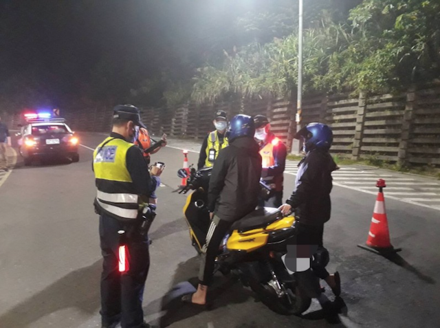 警連兩天與監理站於凌雲路聯合稽查改裝及噪音車，共攔下 74 輛車，開出 45 張罰單。（記者鄭景議翻攝）