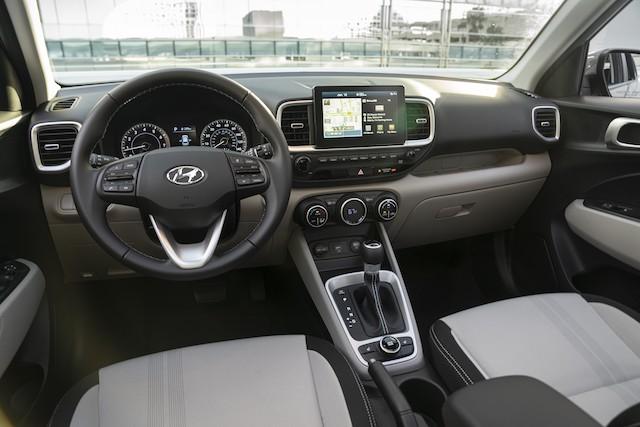由於是入門車型，因此改配備傳統手煞車拉桿。