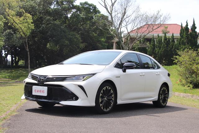 Toyota Altis GR Sport Hybrid 讓駕駛得以在上下班通勤以外的時間，小小的耍帥耍狠一下。
