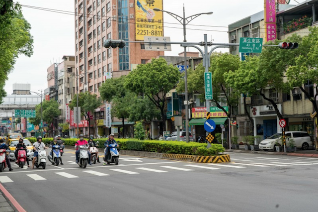 新北市板橋區漢生東路 43 巷口因內線車道禁行機車，又沒有兩段式左轉的機車待轉區，讓民眾無所適從。（葉元之提供）
