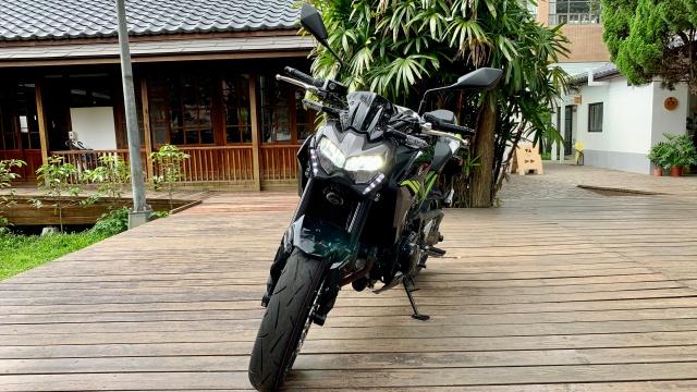 Kawasaki Z900 全車燈具升級為 LED。