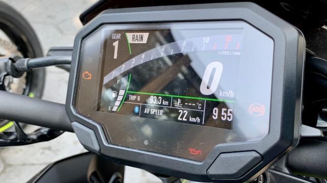 全新導入的 TFT 4.3 寸全彩數位儀表板可提供豐富的行車資訊。