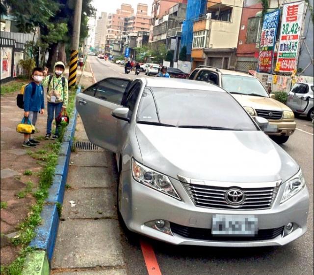 立法院三讀，家長未來開車接送未滿7歲兒童，不限臨停3分鐘。（資料照）