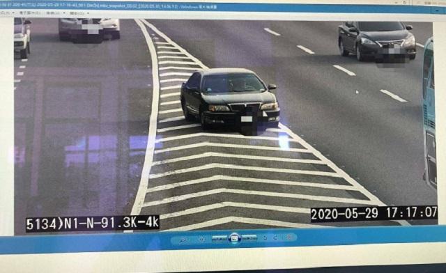 圖為天眼拍下車輛跨越槽化島畫面。（記者蔡政珉翻攝）