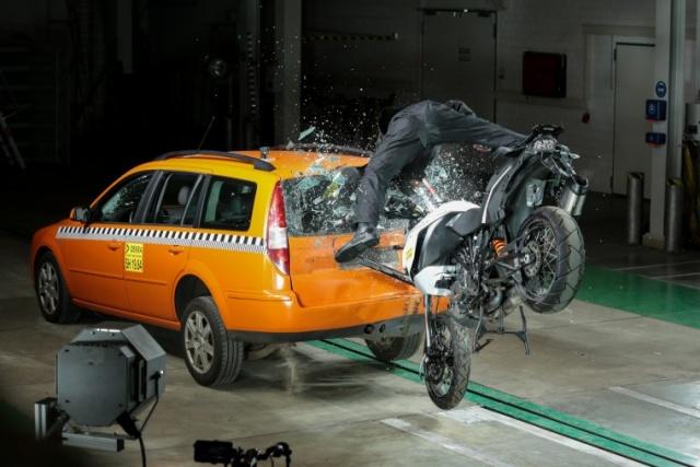 為減少機車騎士遇到事故後的死亡率，Bosch 推出「Help Connect」系統，成為首款為機車騎士開發的緊急求援系統。