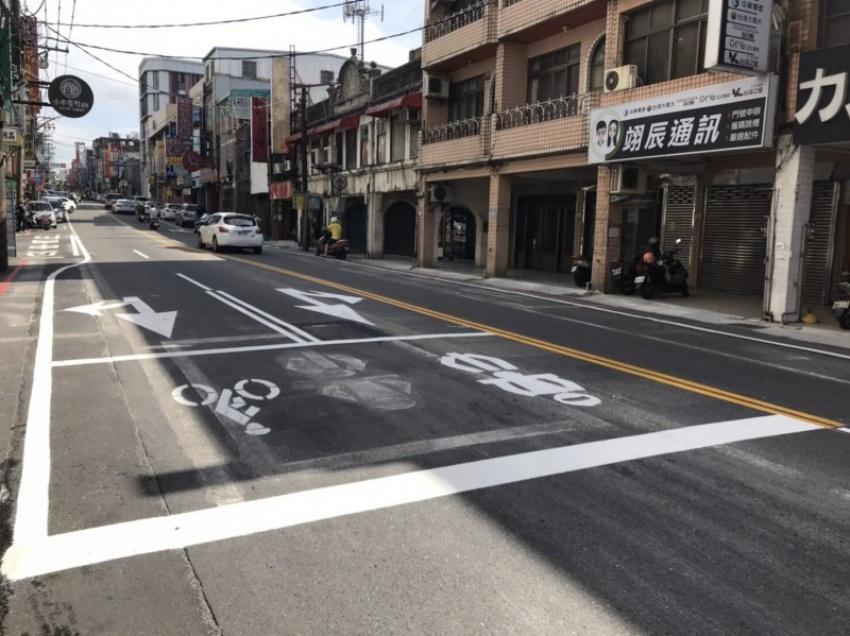 交通局在楊梅區楊新路、大成路試辦共線設計，也減少機車打滑機率。（交通局提供）