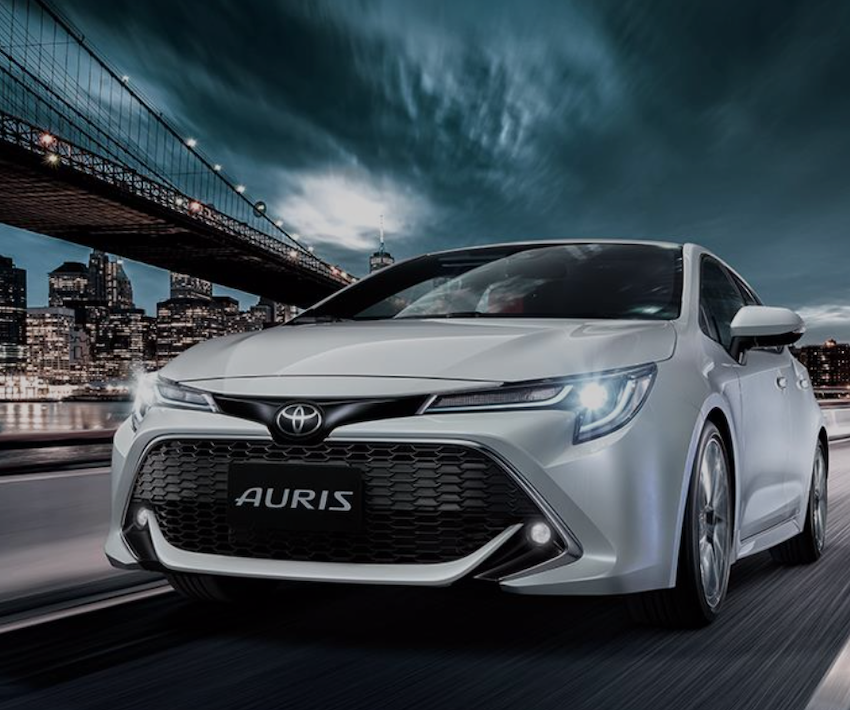 現行台灣販售的 Auris，水箱護罩上的廠徽仍是 Toyota 圖案。