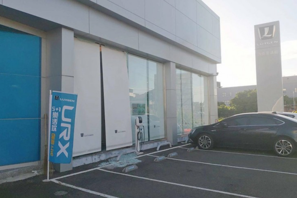 停車暴衝? 納智捷服務廠遭撞出大洞 1 人受傷 停車暴衝? 納智捷服務廠遭撞出大洞 1 人受傷