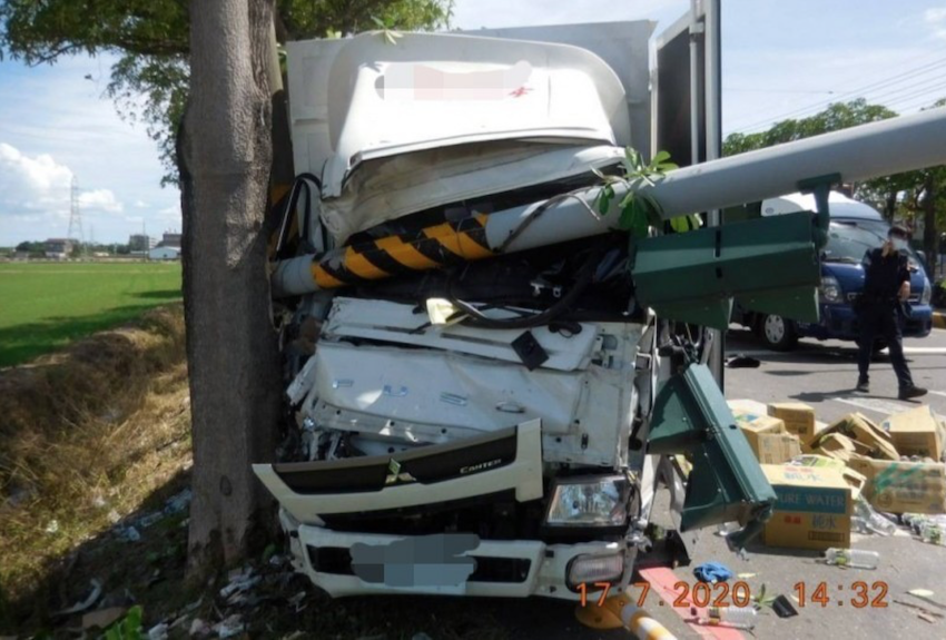 在柳營奇美醫院前路口追撞 2 車的肇事小貨車，再撞上路旁燈桿、路樹，駕駛座被燈桿咂中，司機幸運未受傷。（記者楊金城翻攝）