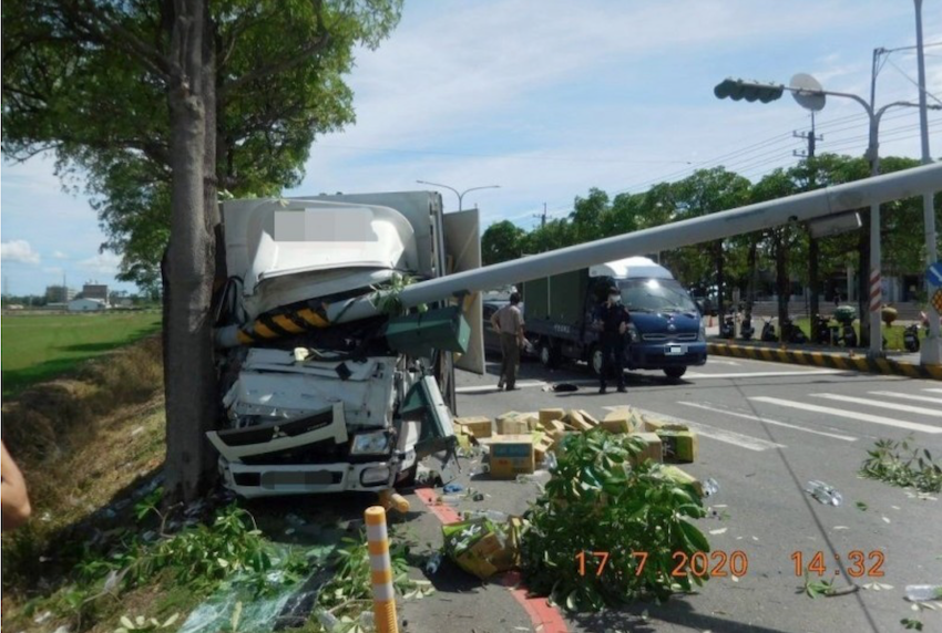 肇事小貨車追撞 2 車，再撞上路旁燈桿、路樹，駕駛座被燈桿砸中，司機幸運未受傷。（記者楊金城翻攝）