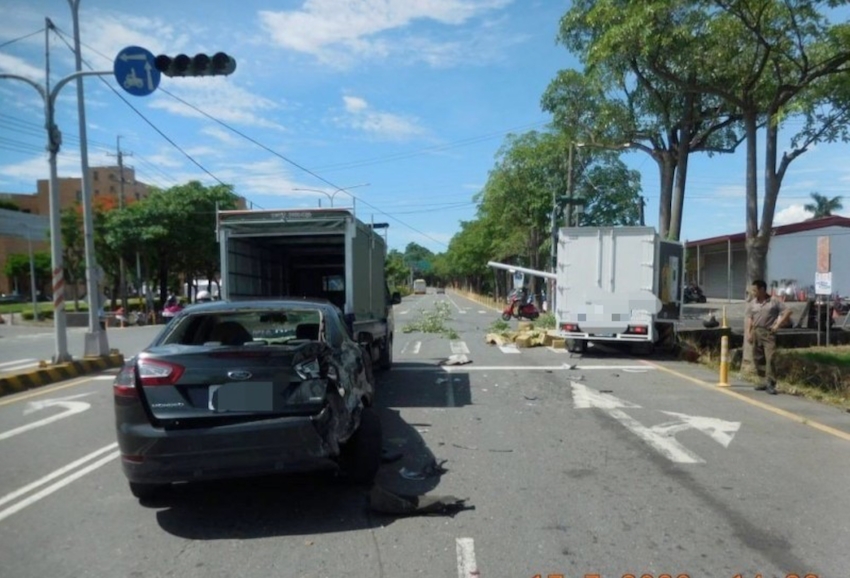 在柳營奇美醫院前路口等停紅燈的小貨車、轎車被撞。（記者楊金城翻攝）