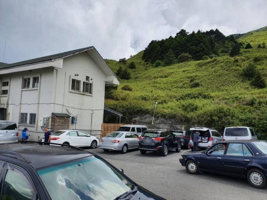 昨有3台車到合歡山滑雪山莊停車場，因沒車位硬是直接擋在其他車輛後方上山過夜，讓回到登山口、被擋住去路的車主超傻眼，眼見車輛出不來又疲累，加上回不了家，氣得報警求助。（圖由警方提供）