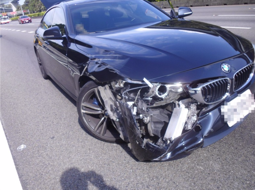 蕭男駕 BMW 在國道上當螃蟹，由中內側車道向右方橫行，連切 3 個車道欲下林口交流道，直到撞上陳姓男子的小貨車才停下。（記者陳恩惠翻攝）