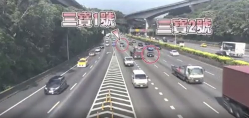 林口交流道出口鼻端處的 CCTV，拍下蕭男的 BMW 從中內側車道橫切。（記者陳恩惠翻攝）