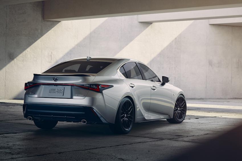 車尾尾燈已經與新世代 Lexus 車系相同。