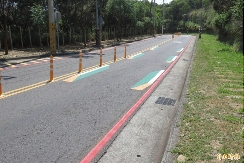 中市府在華山華南路設「3D 立體減速標線」則是讓駕駛視線以為道路變窄，會自然減速。（記者蘇金鳳攝）
