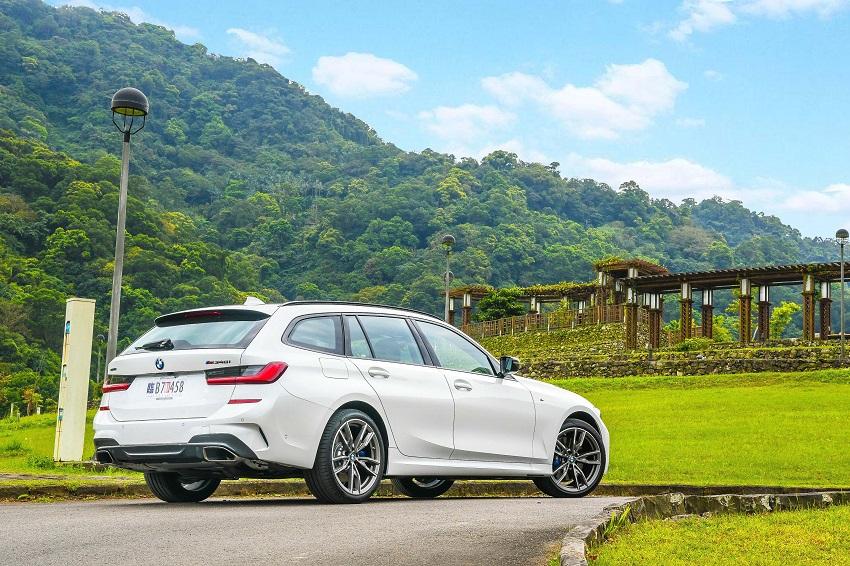 M3 透過引擎周邊大幅強化，馬力上看 500hp。〈圖為 M340i Touring。〉