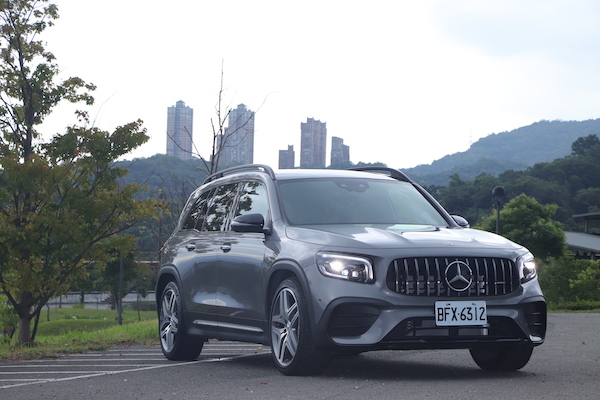 送小孩上學後，爸爸的熱血時間！賓士 GLB 35 性能休旅試駕（內有影片）