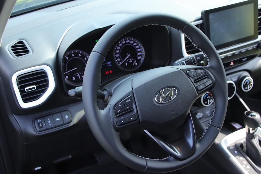 方向盤造型與 Elantra、Kona 相似，滿滿的快撥鍵，不過並無換檔撥片配置。