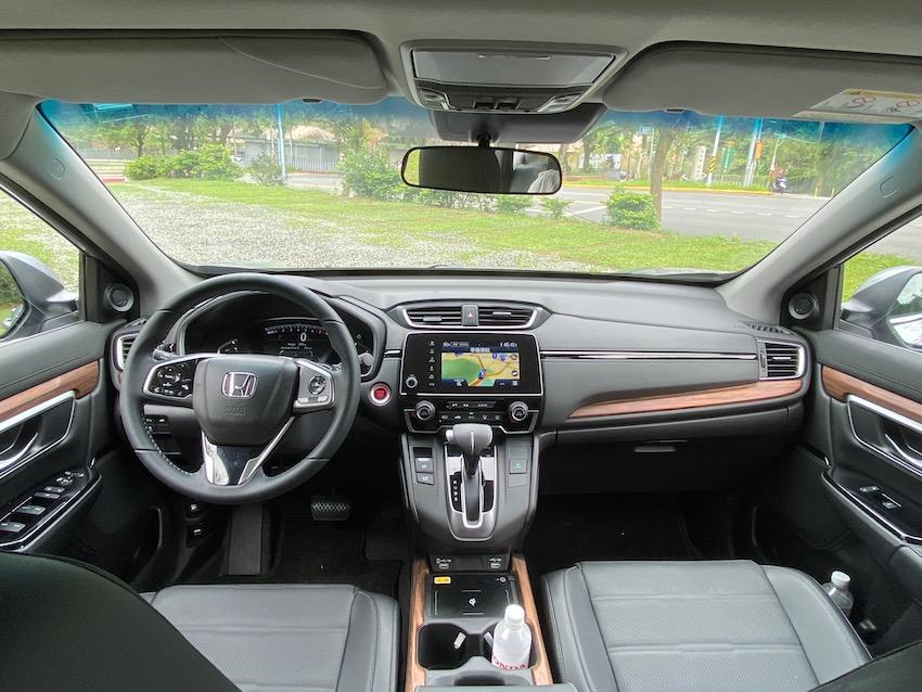 以 S 車型來看，車內的改變，在於升級無線充電座，另外調整 USB、12V 電源孔的位置。
