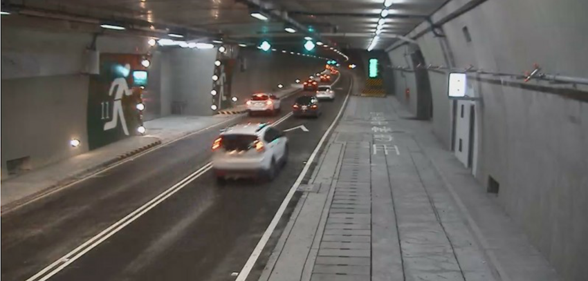 草埔隧道 6 月下旬已提昇速限，但暑假超速量仍爆增。（記者陳彥廷翻攝）