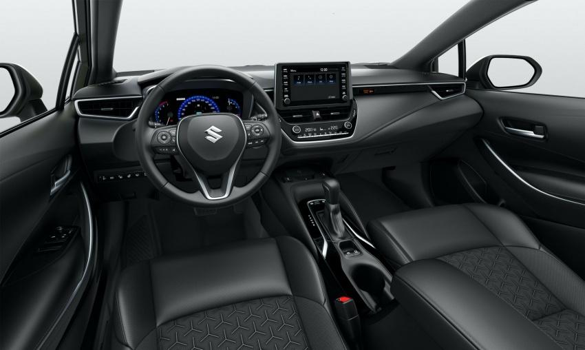內裝基本上就是 Corolla 旅行車的樣式，只是廠徽換成 Suzuki。