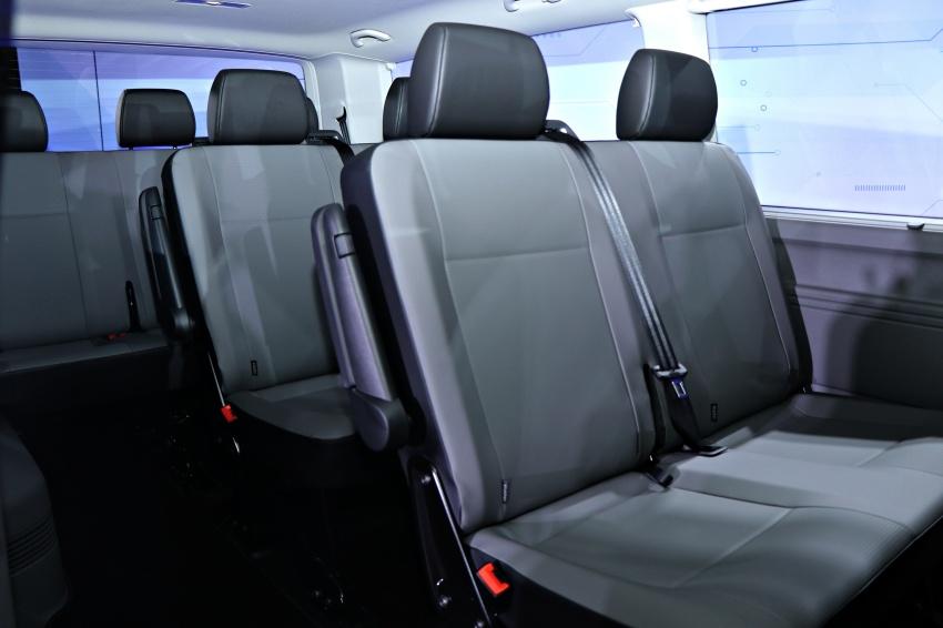 九人座車型分為 2-2-2-3 與 3-3-3 兩種座椅配置。