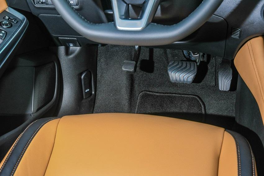 腳煞踏板位置與油門、剎車板稍嫌靠近了些，操作稍嫌不便。