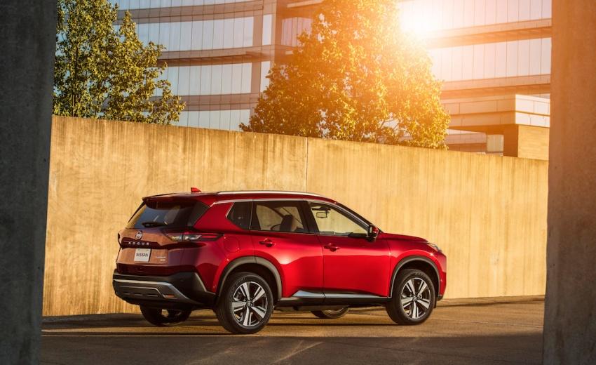 外觀上大型 V-Motion 水箱罩， 前方燈組採用與新 Juke 相似的分離式造型，車身線條也變得更緊湊。