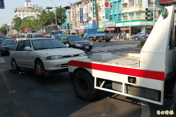愛車違停遭拖吊 車主竟追車還跳上拖吊車阻擋