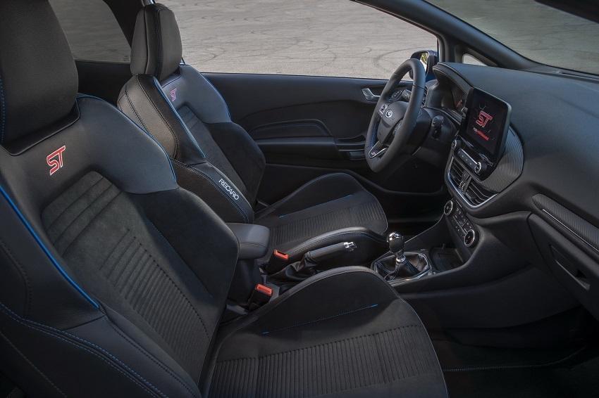 內裝擁有新世代 ST 家族象徵，跑車方向盤、Recaro 賽車椅應有盡有。