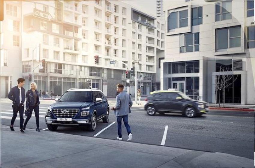 Venue 與 Kicks 定位在都會小休旅，雖然 4 米車長擁有好停車的優勢，不過多少會犧牲乘坐空間。