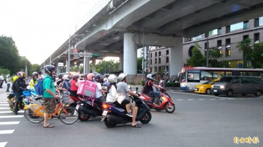 台北市交通事件裁決所統計發現，未成年無照駕駛機車有 3372 件，其中有一人因無照駕駛機車被取締 38 件，總罰鍰金額超過 30 萬元。（記者蔡亞樺攝）