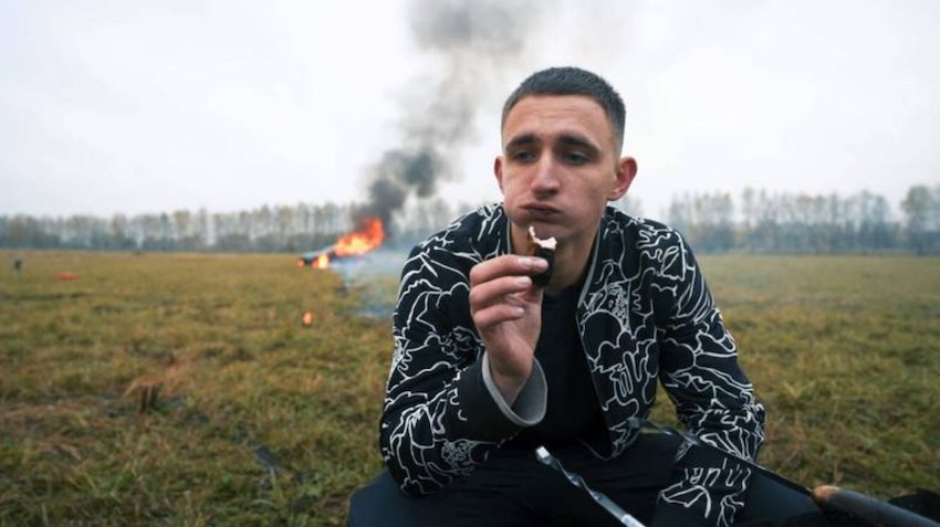 賓士超跑修不好！ 俄國網紅氣到放火燒毀 一旁悠哉吃烤肉