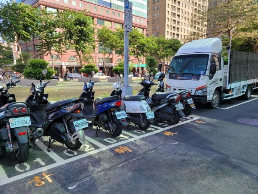 滿足外送機車臨停需求,中市3處機車臨停區11/1上路。(記者蘇金鳳翻攝)