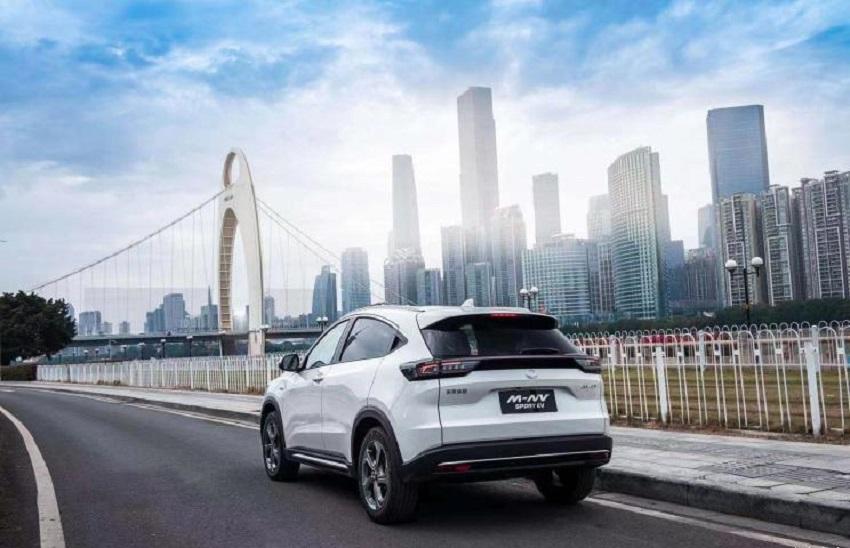 與車頭相呼應，尾燈組採一體式貫穿，整車設計相當具有前衛科幻感。