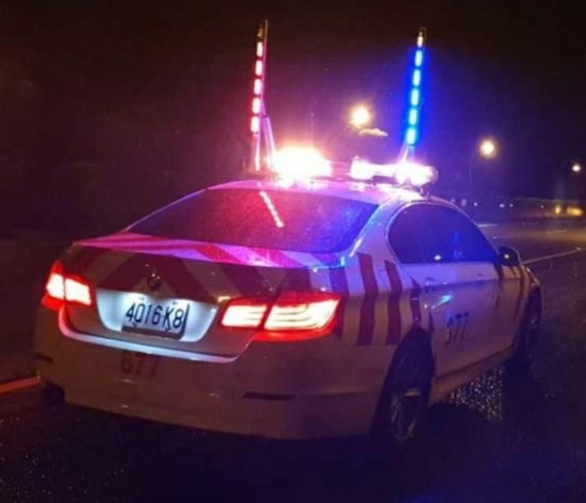 網傳國道警車升起2 支警示燈 需減速打雙閃 警方回應 部分錯誤 內有影片 自由電子報汽車頻道