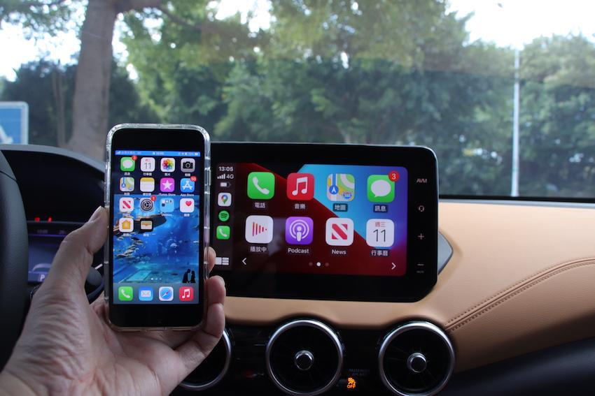 同級唯一的 Apple Carplay 無線連結,iPhone 帶上車就直接連線成功,極為便利。
