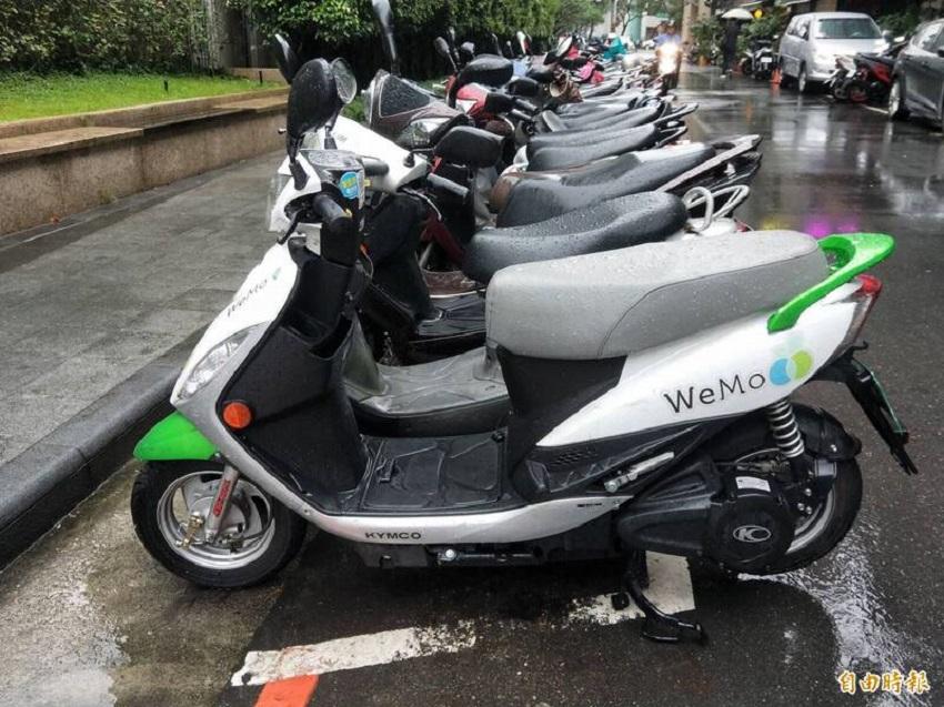 台北市議員陳政忠質疑，目前進駐台北市的三大共享機車廠商年營收可能已達2.4億元，每年合計只繳40萬元權利金，要求市府檢討。圖為WeMo Scooter共享機車。（資料照，記者何玉華攝）