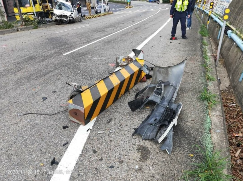 小客車沿台 1 線南下，疑因車速過快，失控衝撞中央分隔島，車頭不偏不倚地將設立在分隔島上的固定式測速照相桿連根撞斷。（圖由讀者提供）