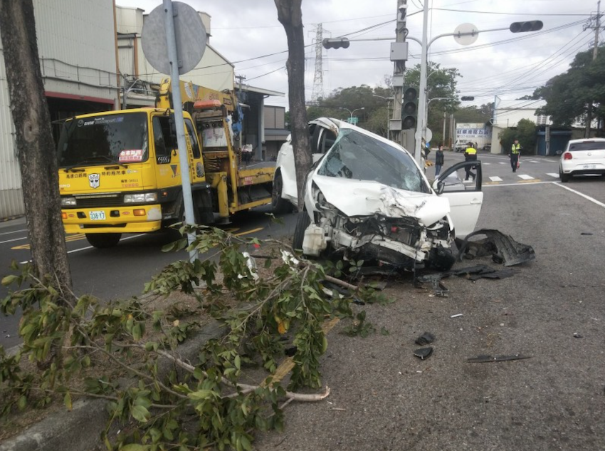 台 1 線測速照相桿被撞斷 肇事駕駛竟棄車落跑