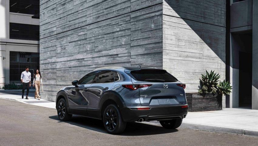 CX-30 Turbo 在前後保桿、輪圈、車外後視鏡蓋等處的飾板都以高亮澤黑色材質處理。