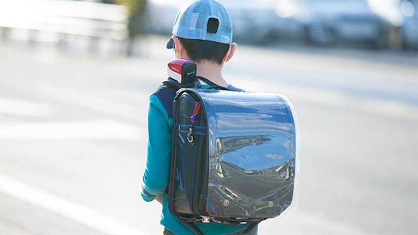 透過微型機器人，幫助孩童經過車流量大的路段時，下意識的提高警惕，並培養小孩過馬路注意左右方來車的習慣。