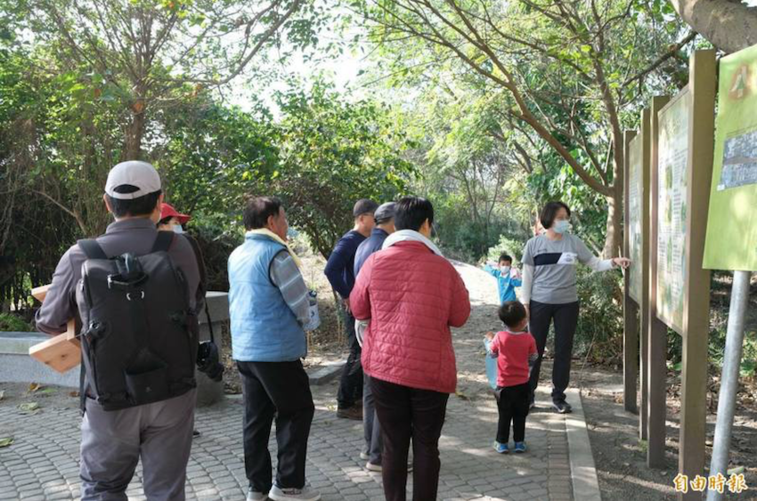 南投林管處人員現場解說步道生態。（記者黃淑莉攝）