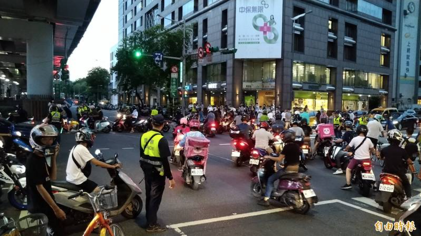 上百輛機車 8 月曾在台北市鄭州路、塔城街口發起「待轉大富翁」活動，抗議強制兩段式左轉，一度讓交通癱瘓。（資料照，記者蔡亞樺攝）